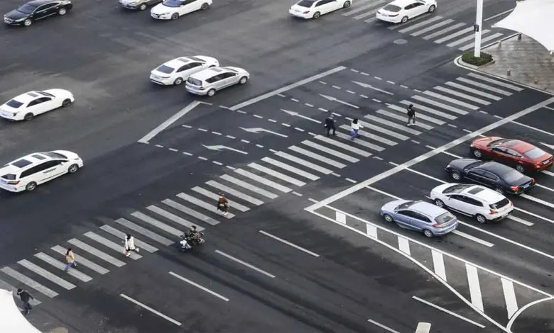 Trafikteki yayaları ve sürücüleri gözlemleyip yaya ve sürücülerin hatalı davranışlarını belirleyiniz